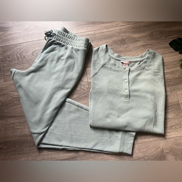 Victoria’s Secret Glow Waffle Henley Jogger Pants and Henley top Mint Green SZ M - Picture 3 of 16